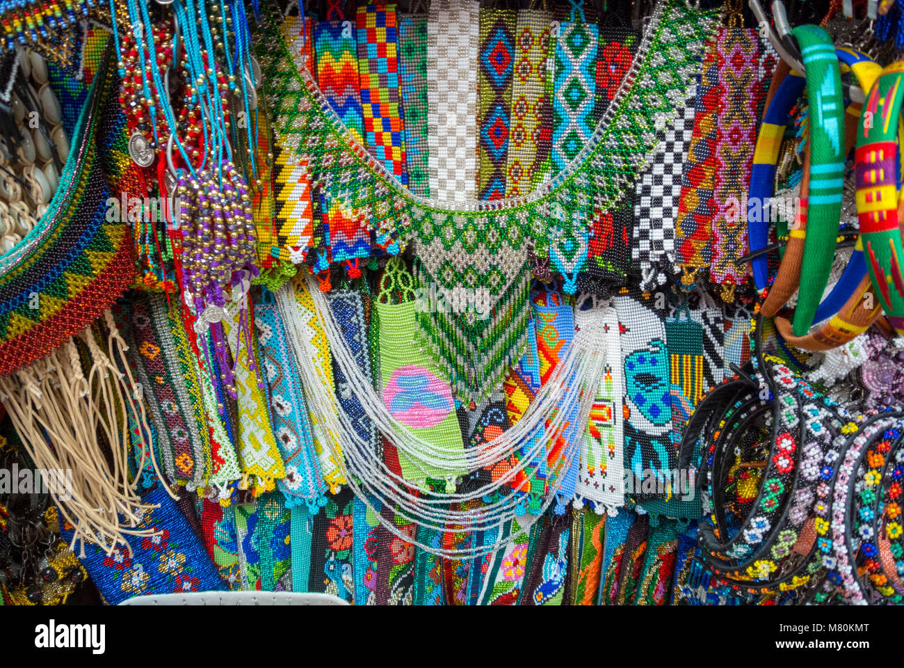 Mexiko-Stadt, CDMX, Mexiko, Huichol Perlen Ketten, Armbänder, Perlenkunst des Huichol-Stammes Stockfoto