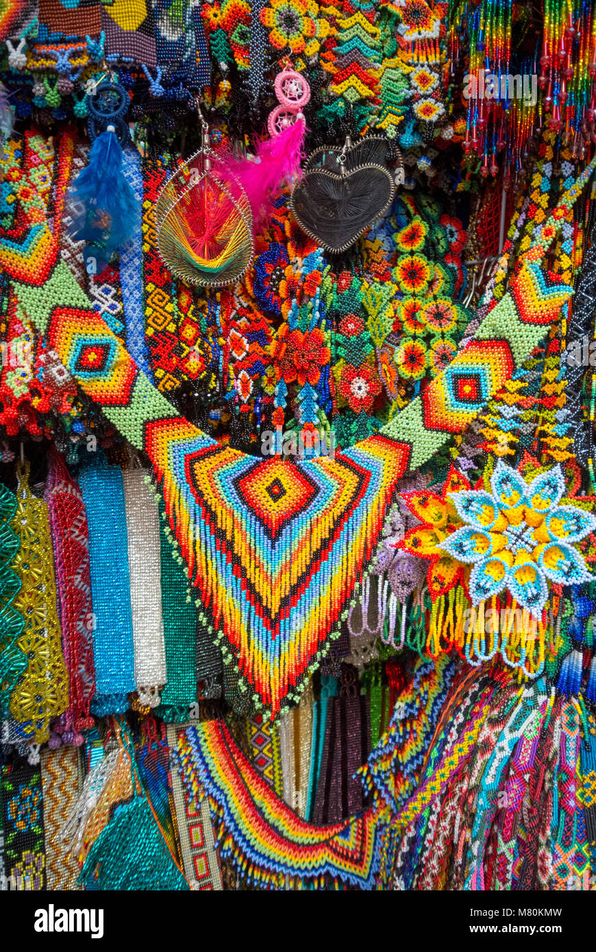 Mexiko-Stadt, CDMX, Mexiko, Huichol Perlen Ketten, Armbänder, Perlenkunst des Huichol-Stammes Stockfoto