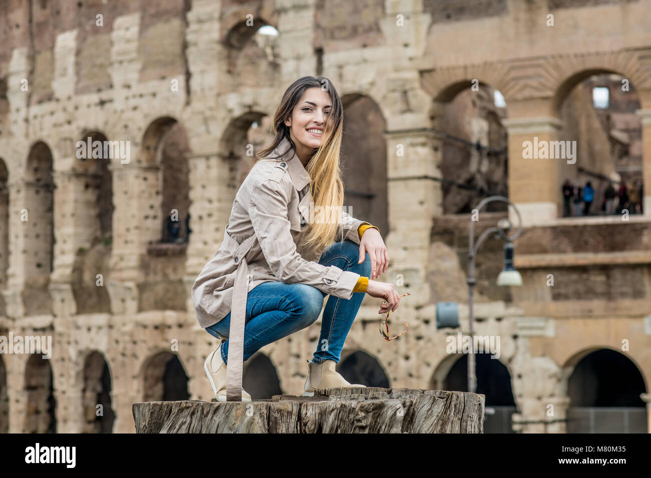 Junge hübsche touristische Frau lächelnd und am Colosseum Monument in Rom Italien posing Stockfoto