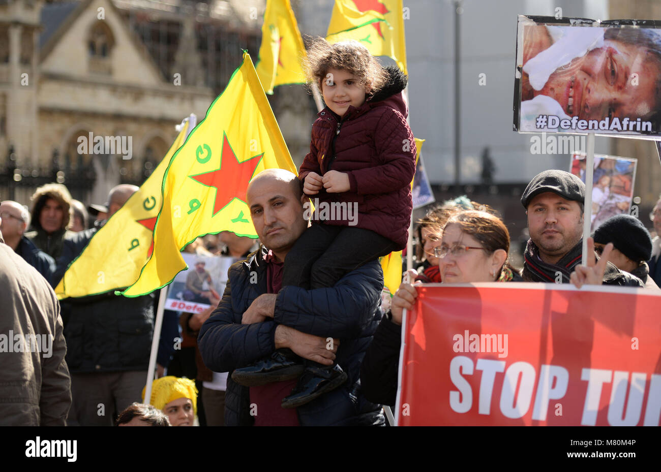 Die Erlaubnis erteilt die Demonstranten blockieren den Verkehr in Parliament Square, London, als Protest gegen die Angriffe auf die kurdische Stadt Afrin im Norden Syriens. Stockfoto