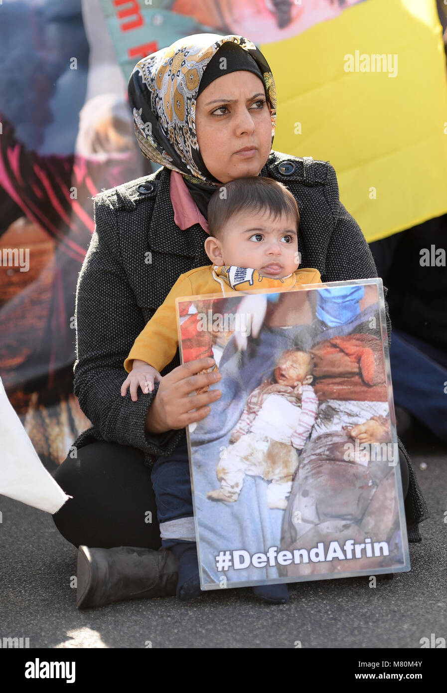 Die Erlaubnis erteilt die Demonstranten blockieren den Verkehr in Parliament Square, London, als Protest gegen die Angriffe auf die kurdische Stadt Afrin im Norden Syriens. Stockfoto