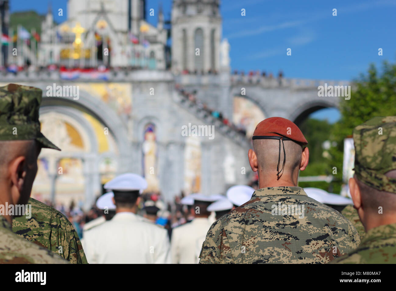 Kroatische Soldaten prayng in Militärkreisen Wallfahrt in Lourdes, Frankreich. Stockfoto