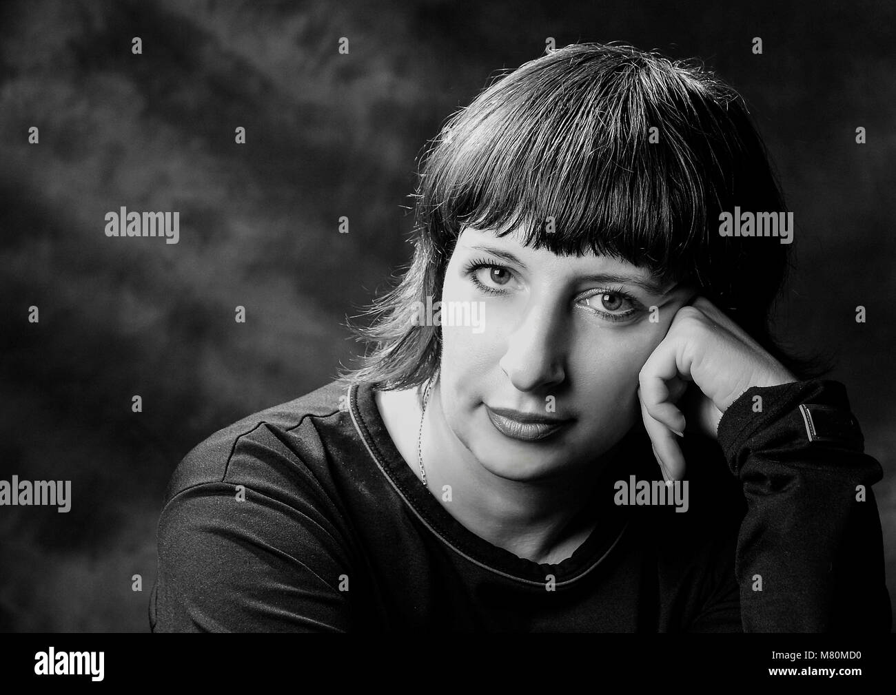 Schwarze und weiße künstlerischer Fotografie. Portrait der junge schöne Mädchen auf schwarzem Hintergrund im Studio. Stockfoto