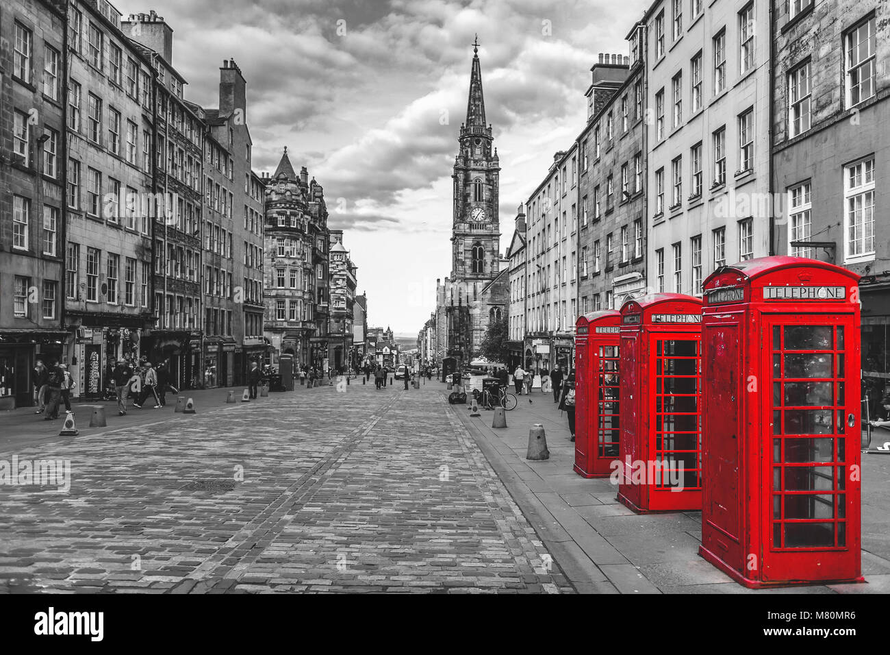 Blick auf die Straße von Edinburgh, Schottland in Schwarz und Weiß Stockfoto