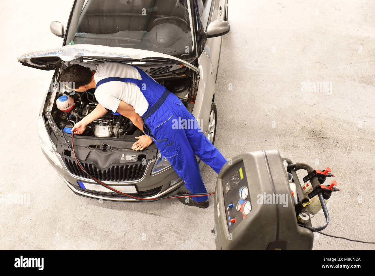 Wartung und Inspektion eines Autos in einer Werkstatt - Mechaniker prüft die Technologie eines Fahrzeugs für die Funktion und Sicherheit Stockfoto
