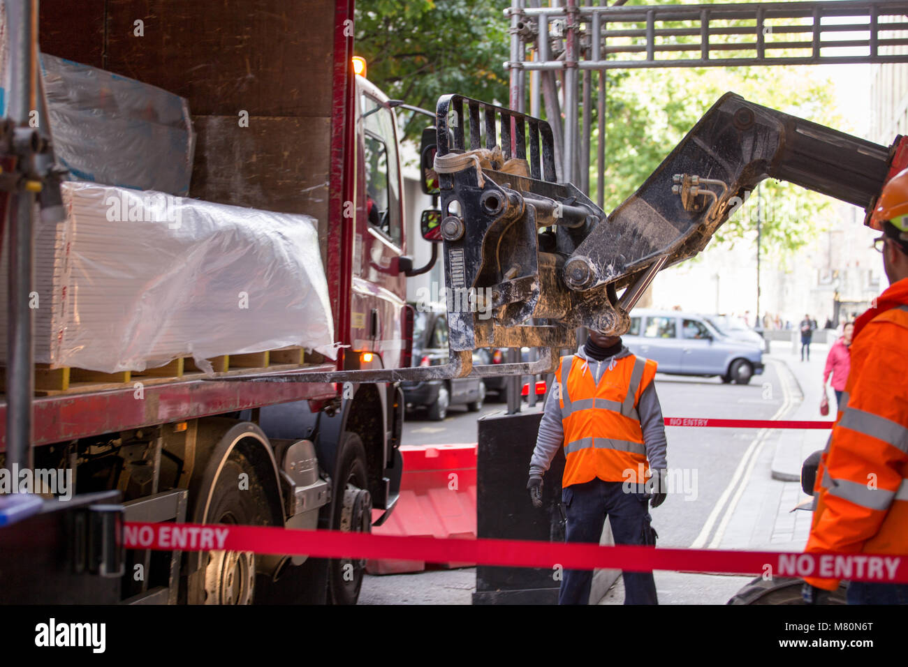 Arbeiter Entladen Lkw Stockfotos und -bilder Kaufen - Alamy
