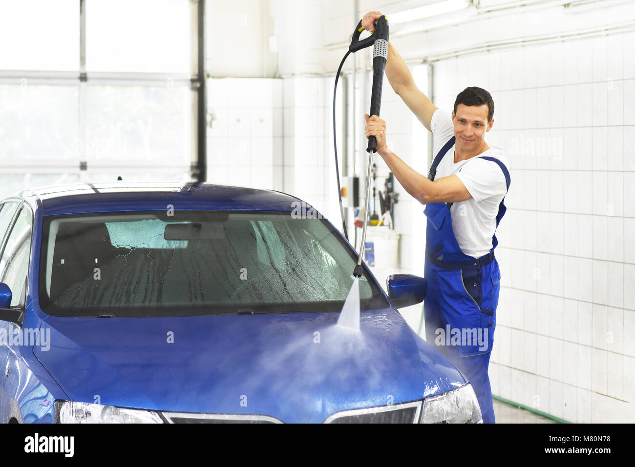 Auto waschen als Service/Kundendienst durch Mechanik in einer Garage/Autohaus Stockfoto