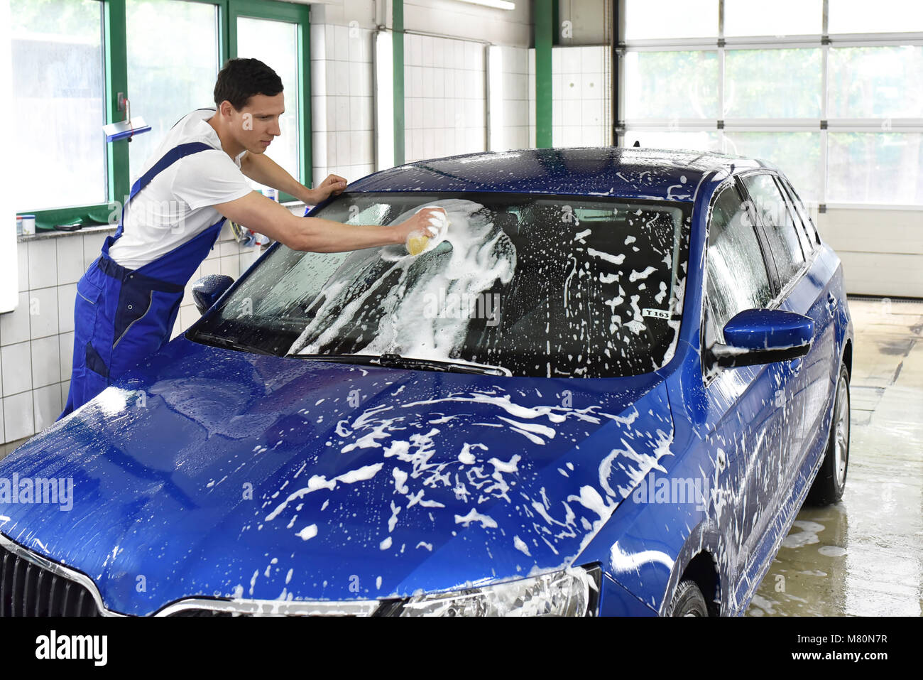 Auto waschen als Service/Kundendienst durch Mechanik in einer Garage/Autohaus Stockfoto