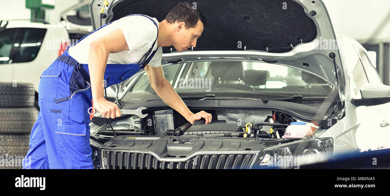 Wartung und Inspektion eines Autos in einer Werkstatt - Mechaniker prüft die Technologie eines Fahrzeugs für die Funktion und Sicherheit Stockfoto