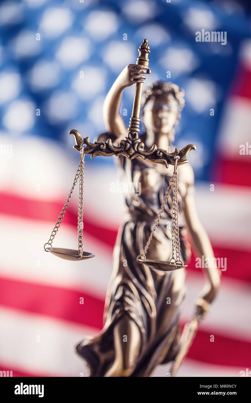 Lady Gerechtigkeit und amerikanische Flagge. Symbol von Recht und Gerechtigkeit mit USA-Flagge. Stockfoto