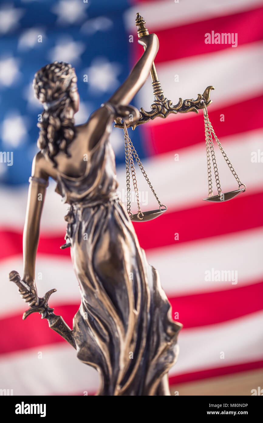 Lady Gerechtigkeit und amerikanische Flagge. Symbol von Recht und Gerechtigkeit mit USA-Flagge. Stockfoto