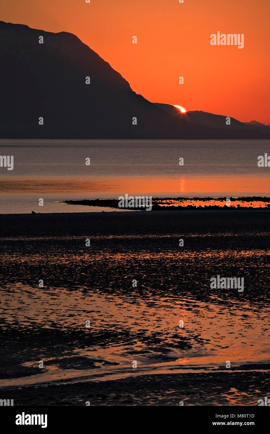 Sonnenuntergang bei Ebbe über der Küste von Nordwales an Llandudndo West Shore Stockfoto