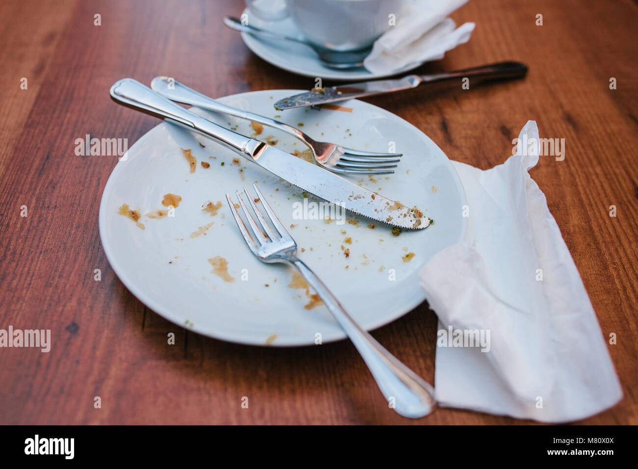 Schmutzige Teller Leeren Teller Nach Dem Essen Am Tisch Im Cafe Konzept Stockfotografie Alamy