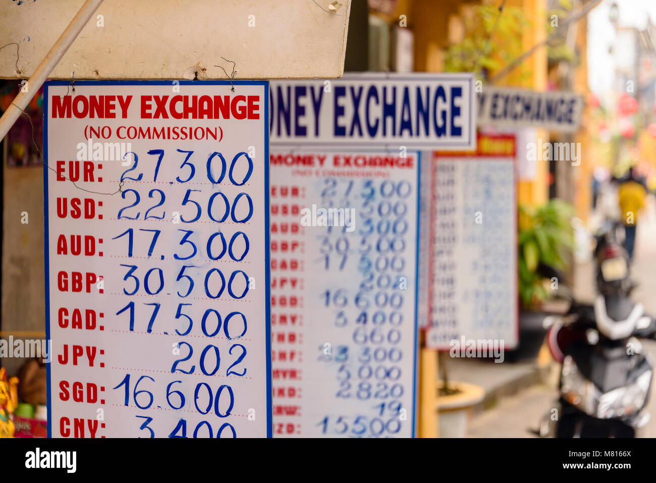 Schilder mit Wechselkurse außerhalb einer bureau de change Wechselstube in Hoi An, Vietnam Stockfoto