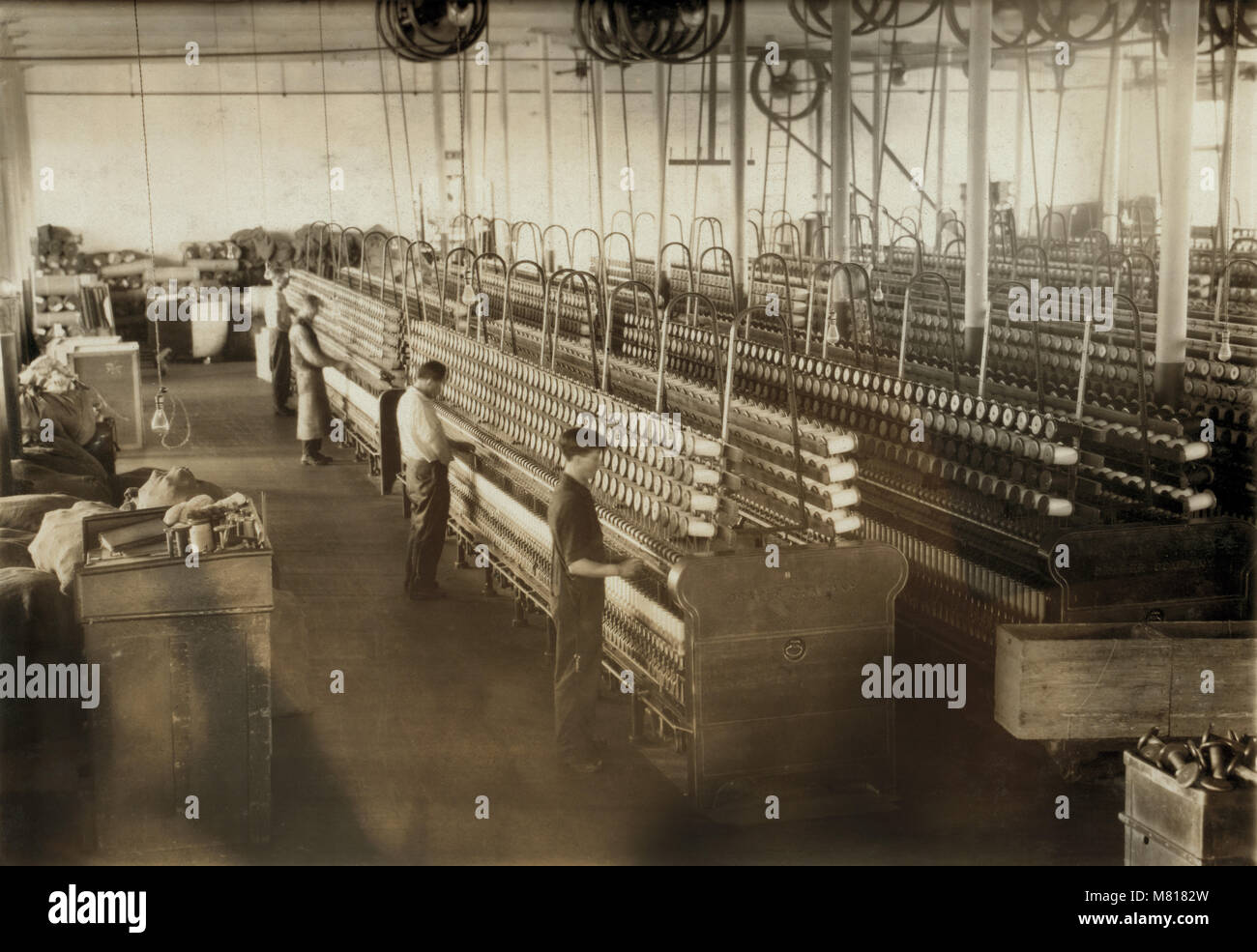 Allgemeine Ansicht der Spooling Zimmer bei Textile Mill, Indian Orchard, Massachusetts, USA, Lewis Hine für nationale Kinderarbeit Ausschuss, Juni 1916 Stockfoto