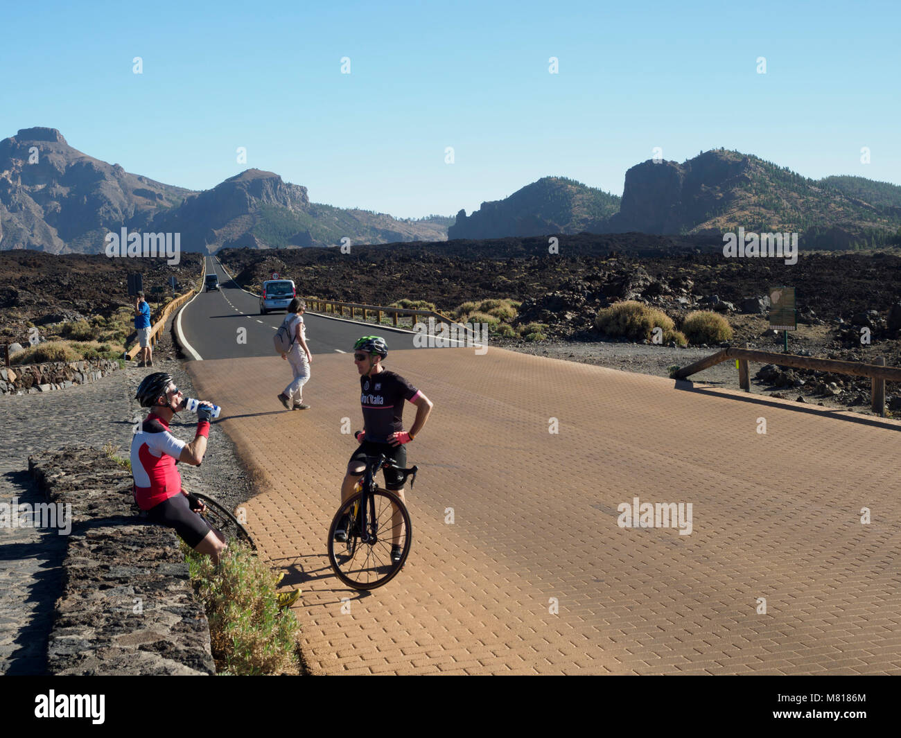 Teneriffa, Kanarische Inseln - Autobahn TF-21 in den Cañadas Berg Pico del Teide die Caldera Desert Zone - sport Radfahrer entspannen, Training in der Höhe Stockfoto