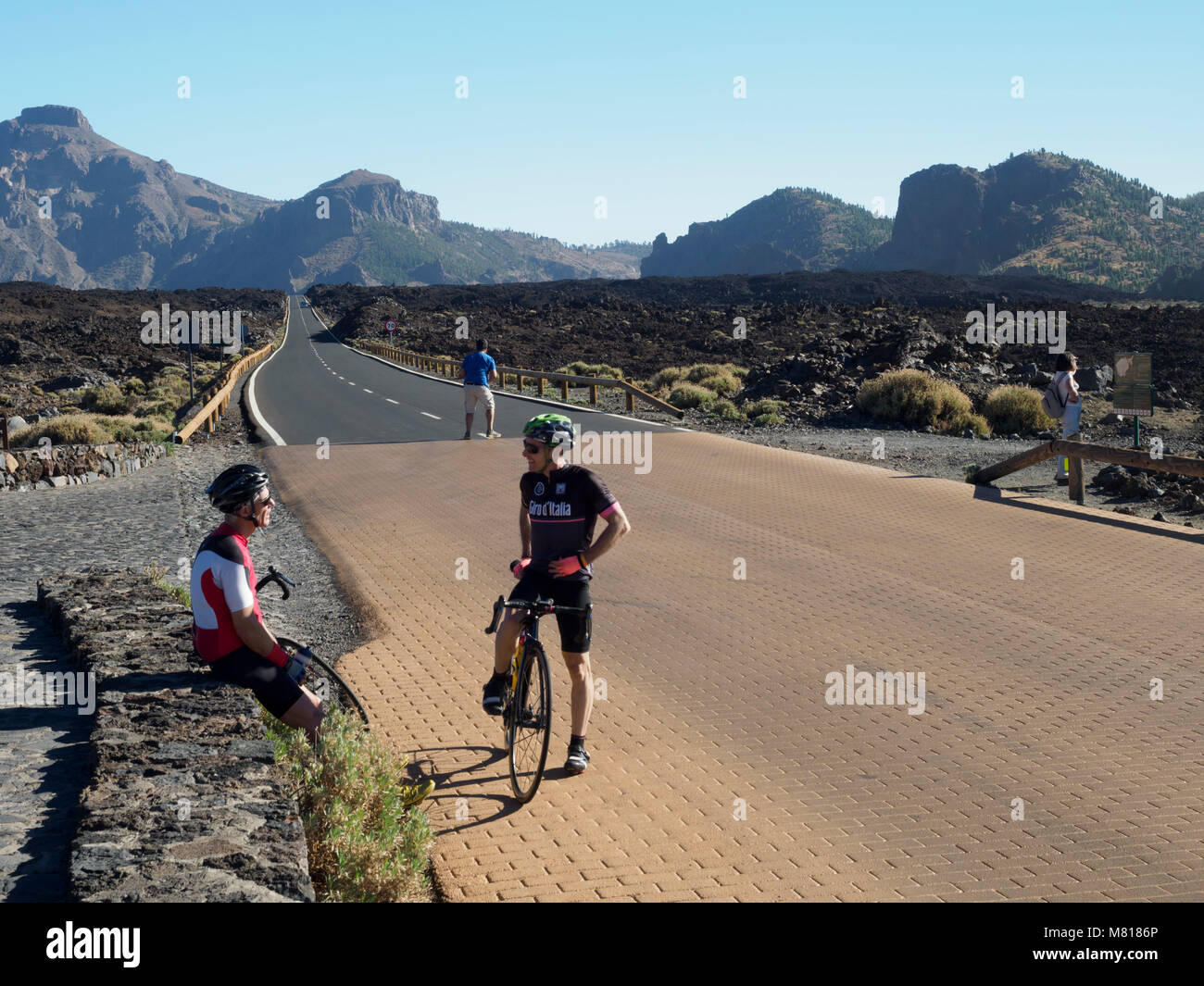 Teneriffa, Kanarische Inseln - Autobahn TF-21 in den Cañadas Berg Pico del Teide die Caldera Desert Zone - sport Radfahrer entspannen, Training in der Höhe Stockfoto