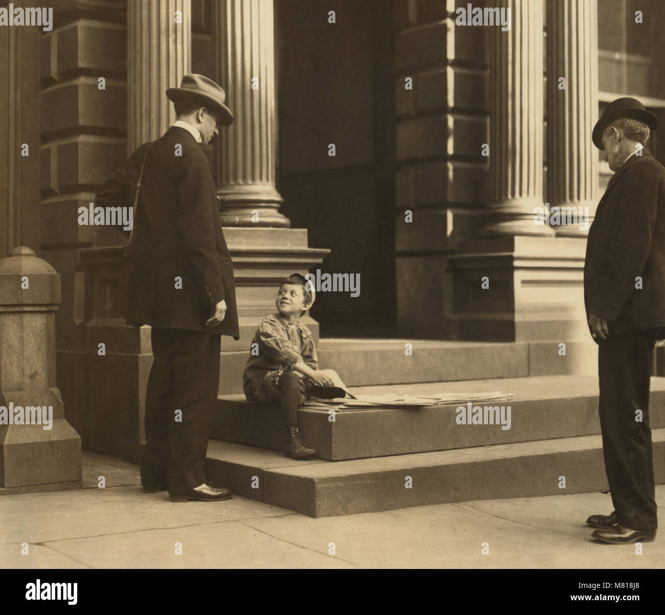 Harry Silverstein, 7-jährige Newsboy, verkaufen Zeitungen auf den Aufbau von Schritten, arbeitet 8 Stunden pro Tag, Besuche Limousinen, Wilmington, Delaware, USA, Lewis Hine für nationale Kinderarbeit Ausschuss, Mai 1910 Stockfoto