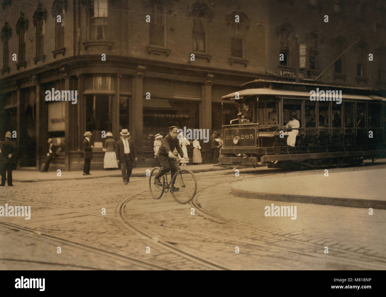 Junge Messenger Reiten Fahrrad, New Bedford, Massachusetts, USA, Lewis Hine für nationale Kinderarbeit Ausschuss, August 1911 Stockfoto