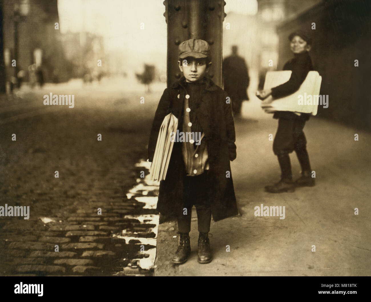 Zwei junge Newsboys, in voller Länge Porträt, Newark, New Jersey, USA, Lewis Hine für nationale Kinderarbeit Ausschuss, November 1912 Stockfoto