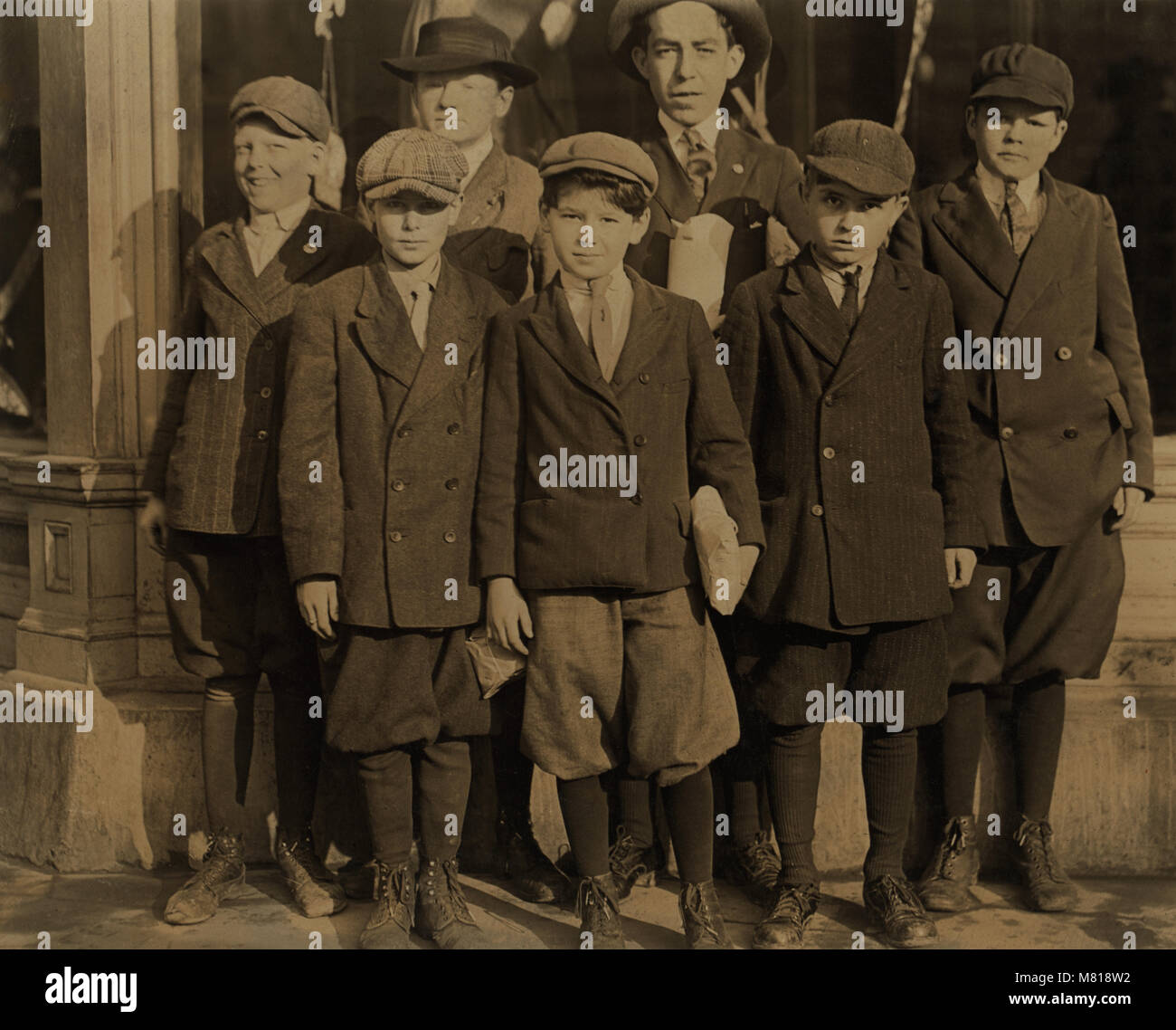 Gruppe von Jungen, meist unter 12 Jahre alt, arbeiten an furchgott's Kaufhaus, in voller Länge Porträt, Jacksonville, Florida, USA, Lewis Hine für nationale Kinderarbeit Ausschuss, März 1913 Stockfoto