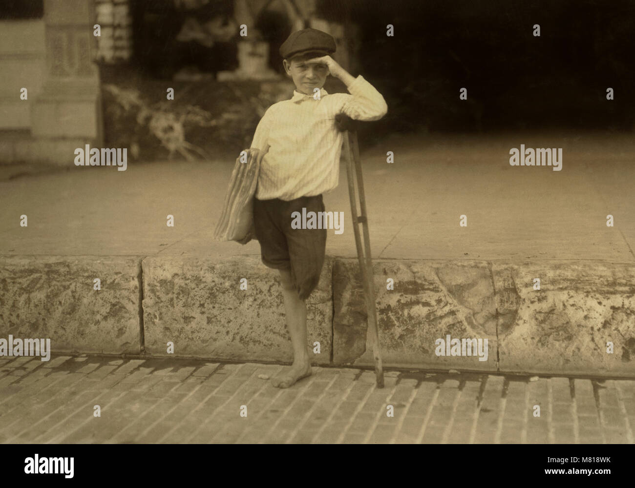 Albert Schafer, 8 Jahre alt, Newsboy, Amputee, in voller Länge Porträt, Austin, Texas, USA, Lewis Hine für nationale Kinderarbeit Ausschuss, Oktober 1913 Stockfoto