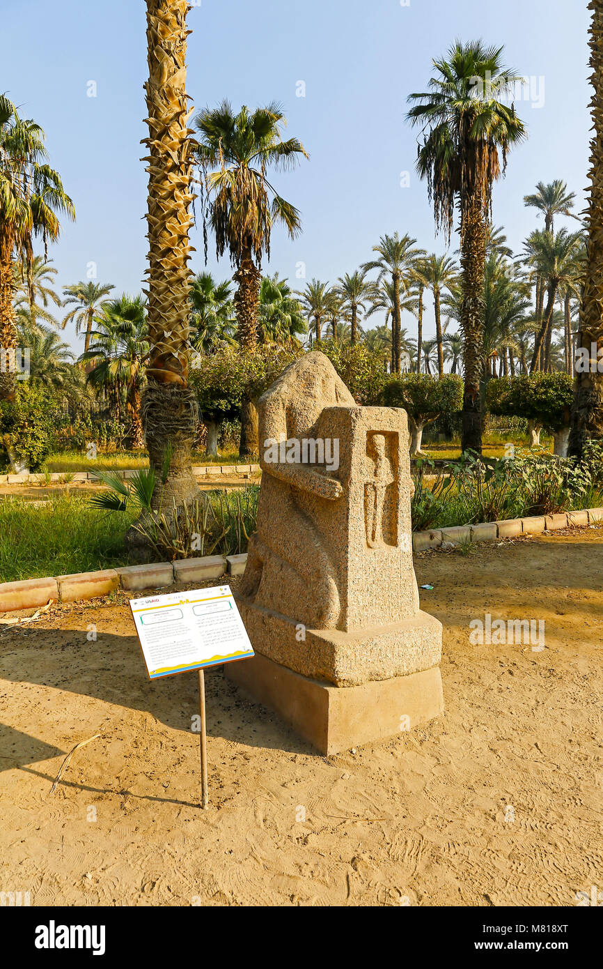 Ein noas Statue des Gottes Ptah im Heiligtum gehalten wird von der