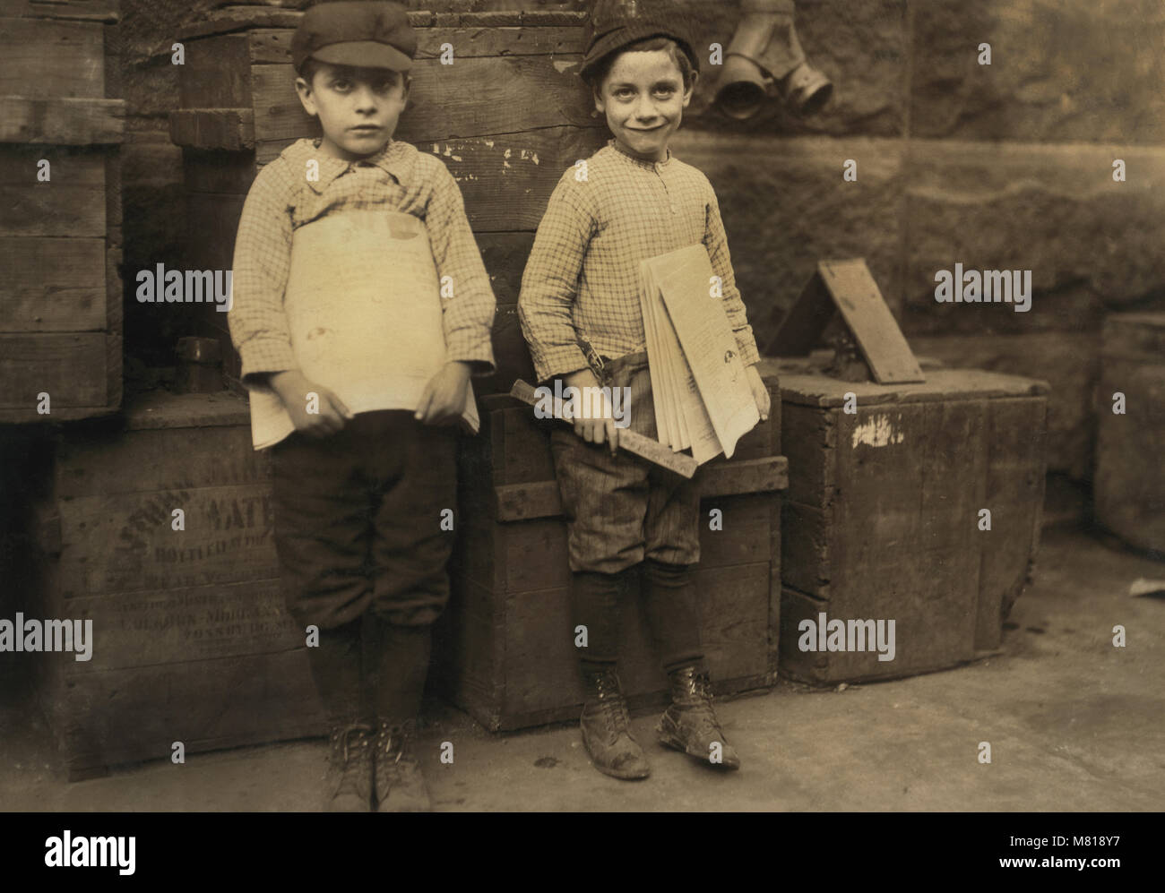 Zwei junge Newsboys, 7 und 9 Jahre alt, in voller Länge Porträt verkaufen Zeitungen, New Orleans, Louisiana, USA, Lewis Hine für nationale Kinderarbeit Ausschuss, November 1913 Stockfoto