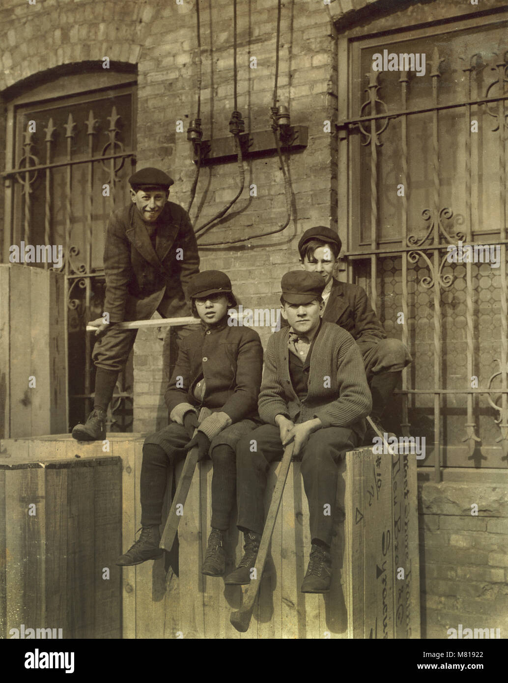 Vier Lager Jungen und Hustlers, in voller Länge Porträt, Dey Brothers & Company Department Store, Syracuse, New York, USA, Lewis Hine für nationale Kinderarbeit Ausschuss, Februar 1910 Stockfoto