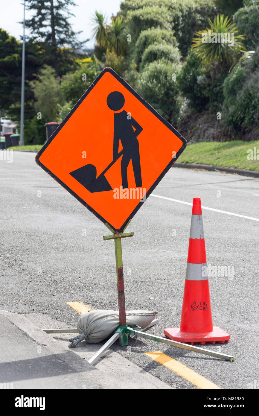 Baustellen unterzeichnen und Leitkegel, Hackthorne Straße, Kaschmir, Christchurch, Canterbury, Neuseeland Stockfoto