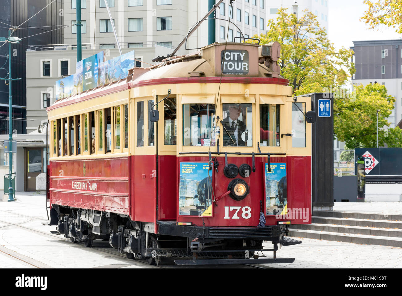 Stadtrundfahrt mit der Straßenbahn, Cathedral Square, Christchurch, Canterbury, Neuseeland Stockfoto
