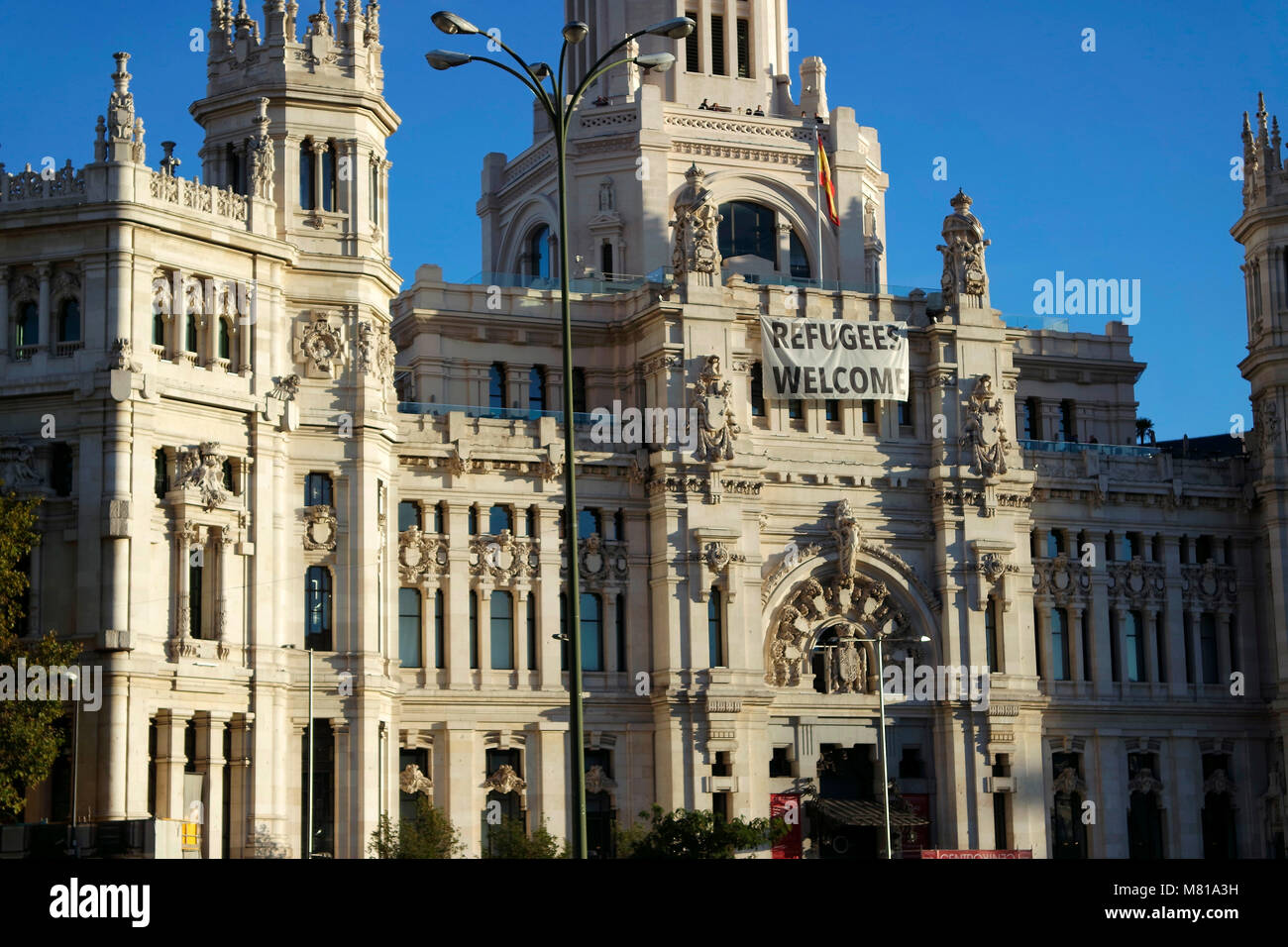 Politischen Slogan 'Flüchtlinge Willkommen "am Palacio de Communicaciones, Madrid. Stockfoto