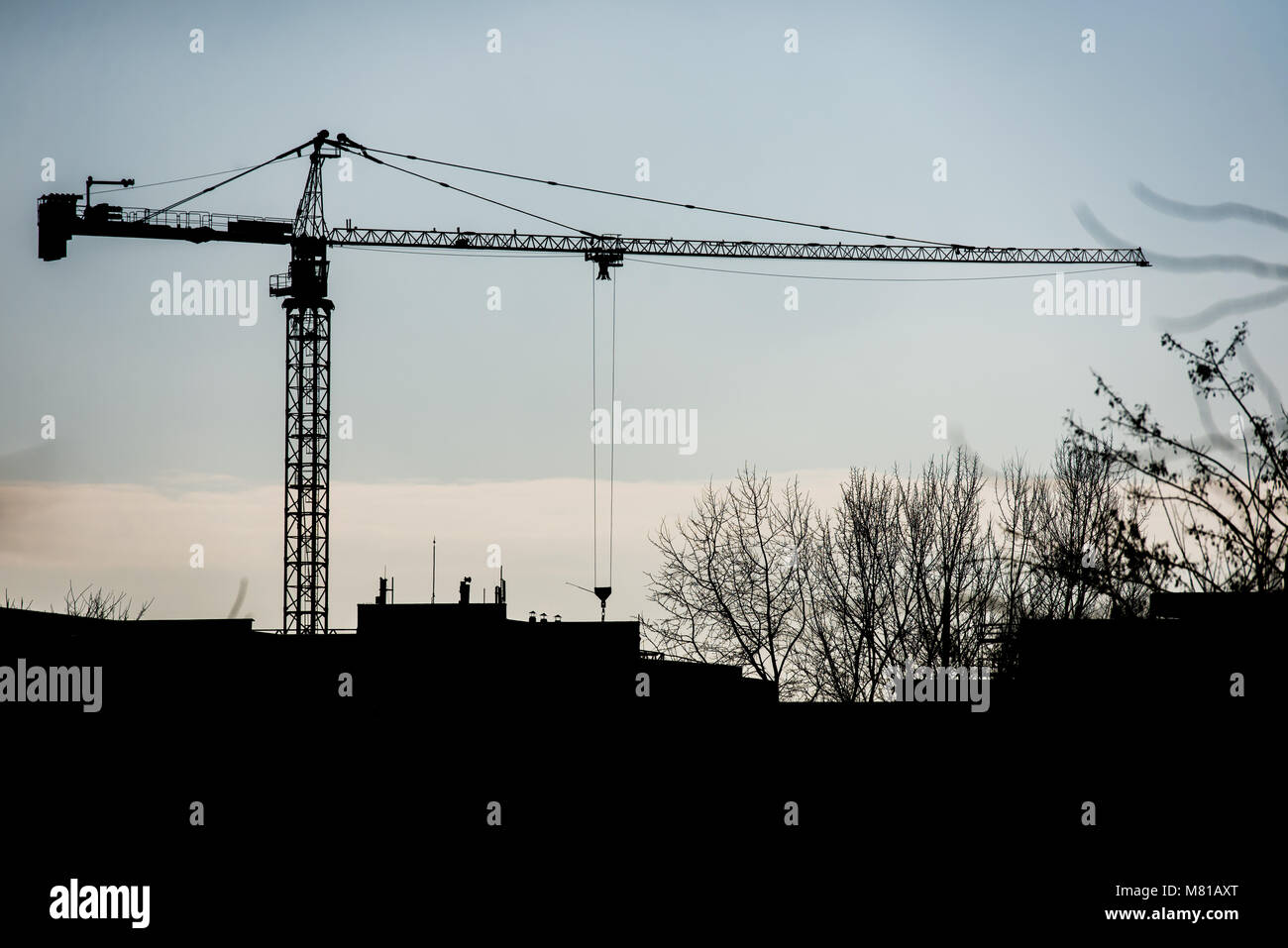 Kran Silhouette am städtischen Baustelle Stockfoto