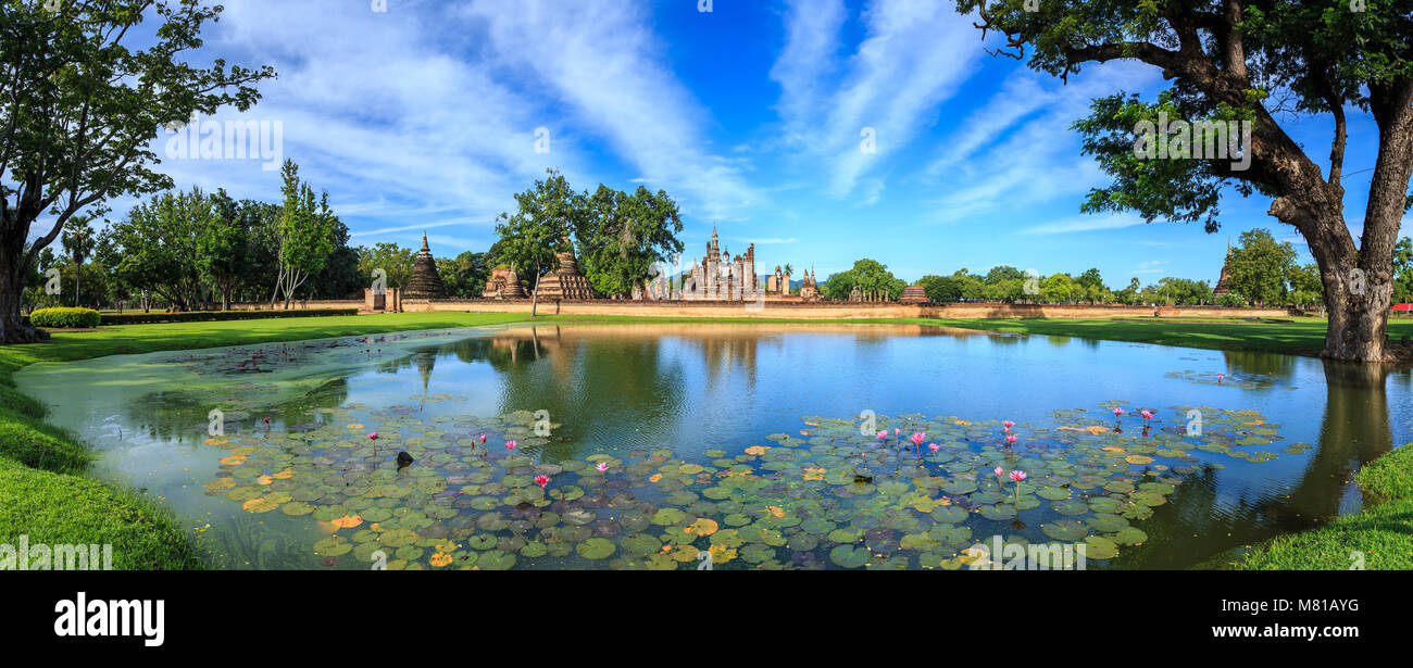 Sukhothai Historical Park am Tag Zeit, Provinz Sukhothai. In einer schönen Umgebung von Wiesen, Seen und Bäume im Nord-Zentralen von Thailand Stockfoto