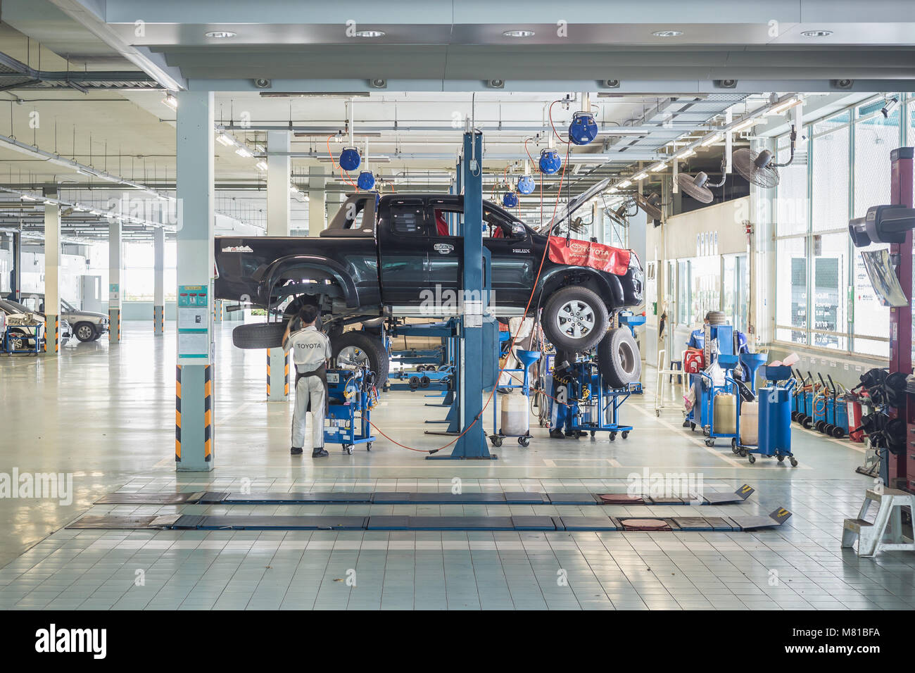 PHUKET, Thailand - 1. Dezember: Auto Techniker Reparatur Auto in Werkstatt Service Station in Phuket am 1. Dezember 2017. Die offiziellen Händler von Toyota, Stockfoto