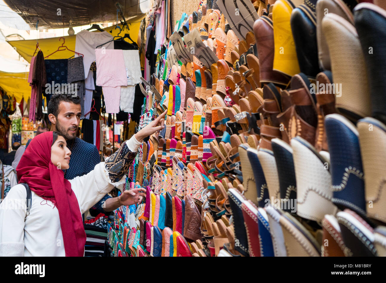 Muslimischen Paar Einkaufen Marokkanische leder Hausschuhe im Open Market store Stockfoto
