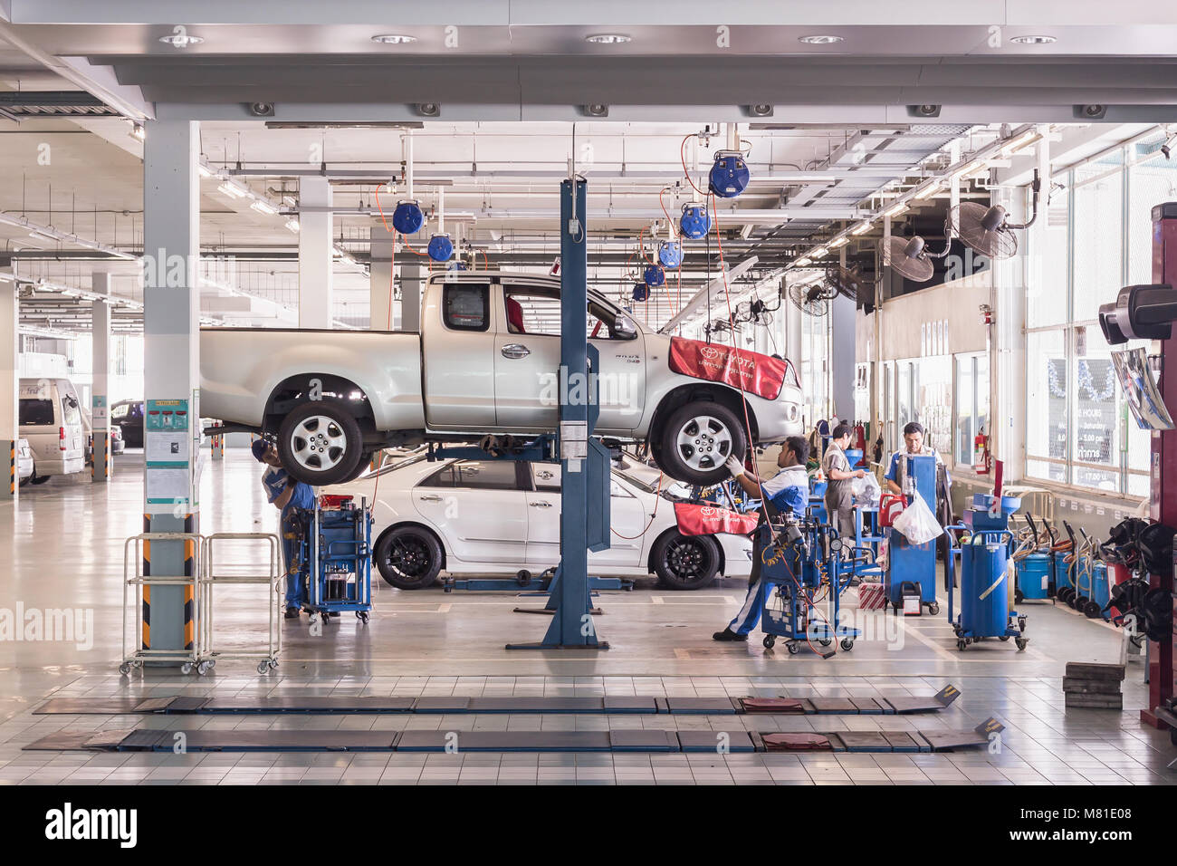 PHUKET, Thailand - Januar 25: Auto Techniker Reparatur Auto in Werkstatt Service Station in Phuket am 25. Januar 2018. Die offiziellen Händler von Toyota, Stockfoto