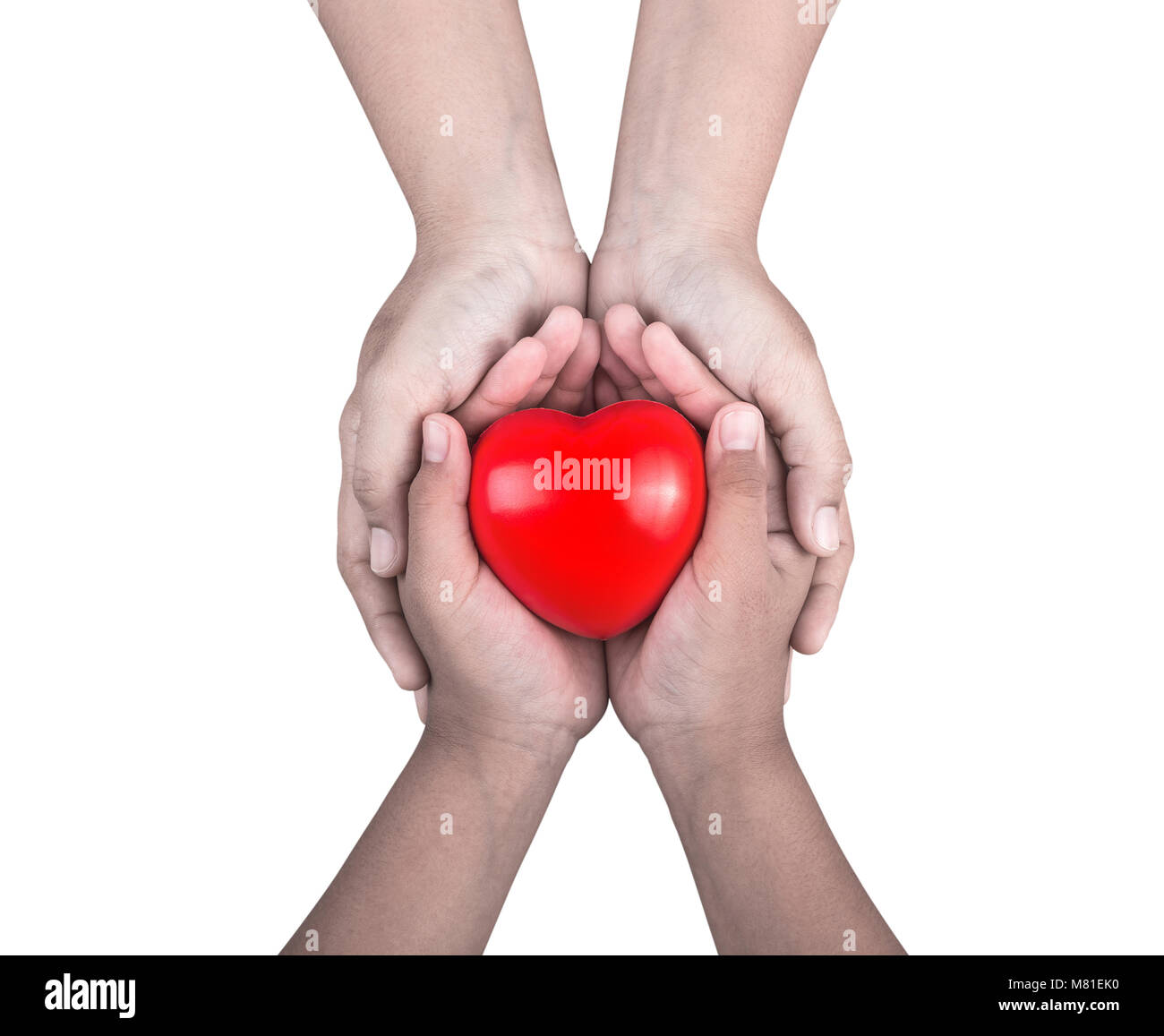 Liebe Konzept: Frau mit kleinen Kindern Hände und Unterstützung rotes Herz Form auf weißem Hintergrund. Mit clipping Pfad gespeichert Stockfoto