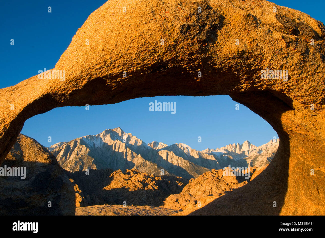 Arch nach Mt Whitney und Lone Pine Peak, Alabama Hills Recreation Area, Bischof Bezirk Büro des Land-Managements, Kalifornien Stockfoto