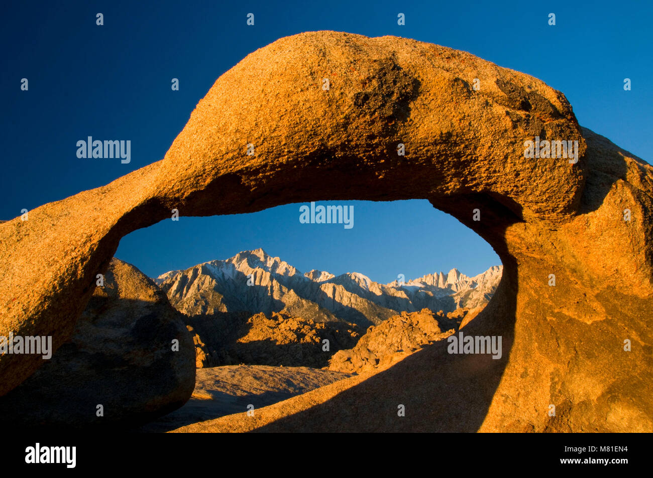 Arch nach Mt Whitney und Lone Pine Peak, Alabama Hills Recreation Area, Bischof Bezirk Büro des Land-Managements, Kalifornien Stockfoto