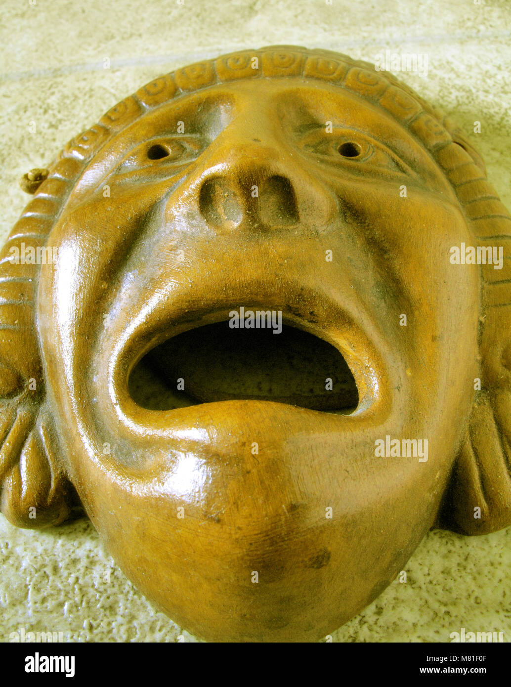 Moderne Kopie eines antiken griechischen Tragödie drama Maske. Stockfoto