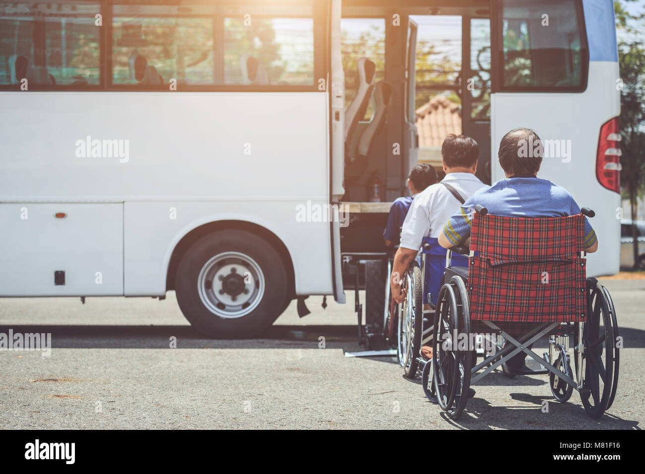 Behinderte bus Konzept: Behinderte Menschen sitzen auf Rollstuhl und gehen zu den öffentlichen Bus Stockfoto