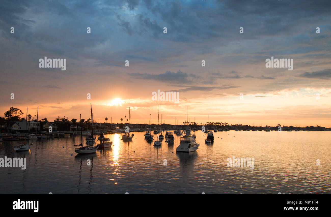 Sonnenuntergang über Newport Beach Harbour im südlichen Kalifornien Vereinigte Staaten von Amerika Stockfoto