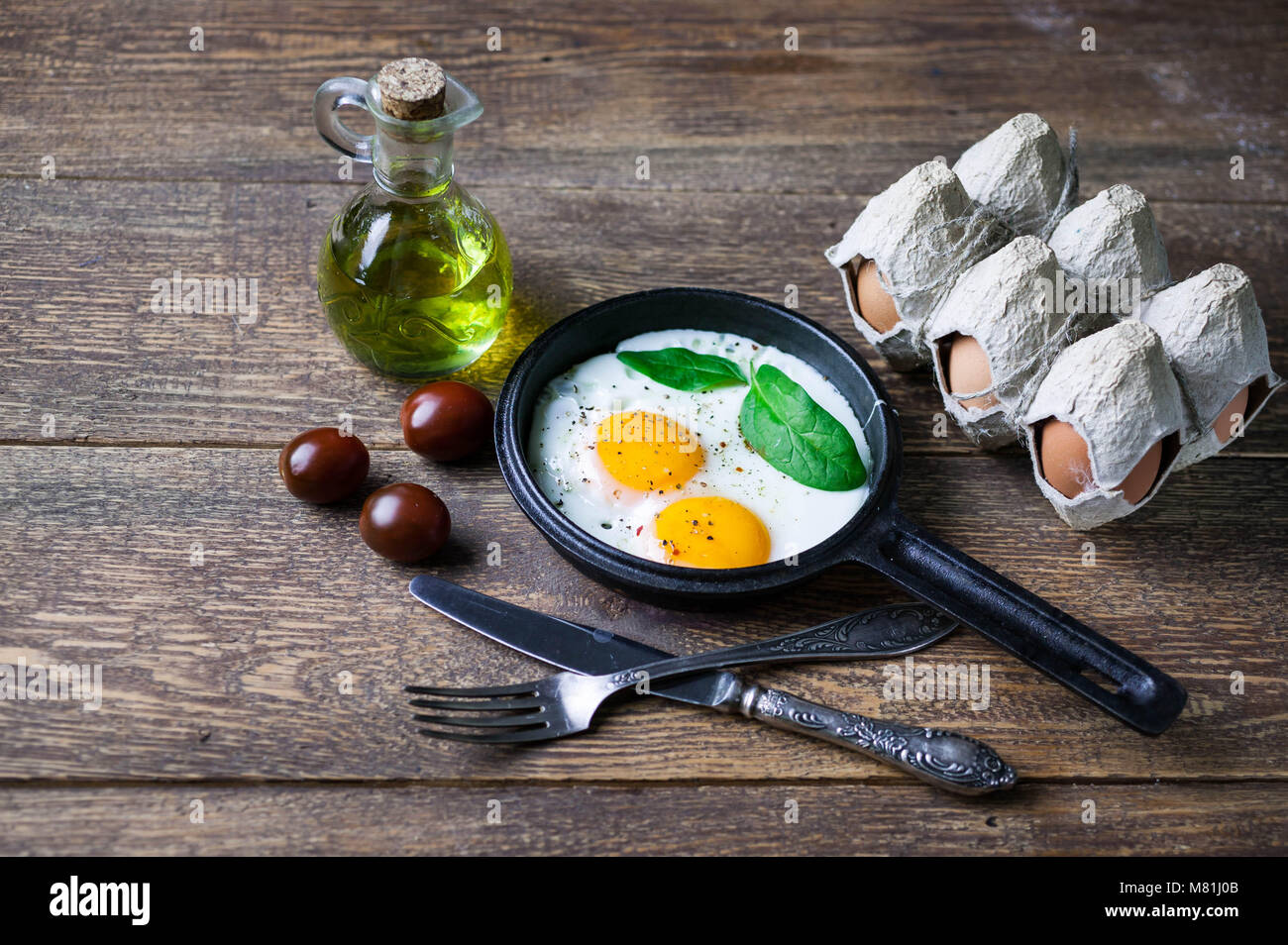 Die gebratene Eier, Tomaten und frischem Spinat. Konzept für ein gesundes Frühstück. Stockfoto