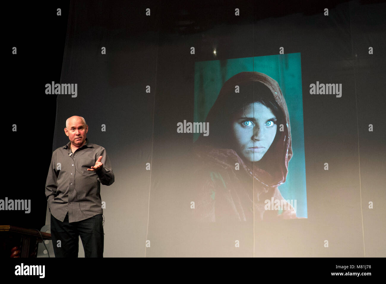 Kragujevac, Serbien - 29. Juni 2013: Der amerikanische Fotograf Steve McCurry spricht auf offenen Vortrag während Fotorama Festival vor der afghanischen Mädchen Bild Stockfoto