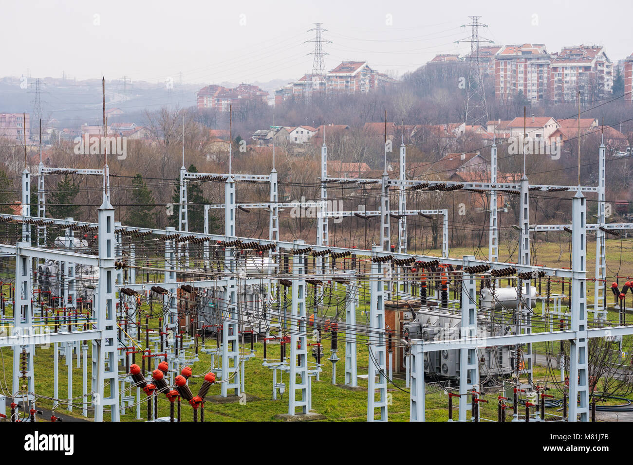 Hohe Spannung der elektrischen Energieübertragung mit Netzwerk von Übertragungsleitungen und Sendemasten Stockfoto