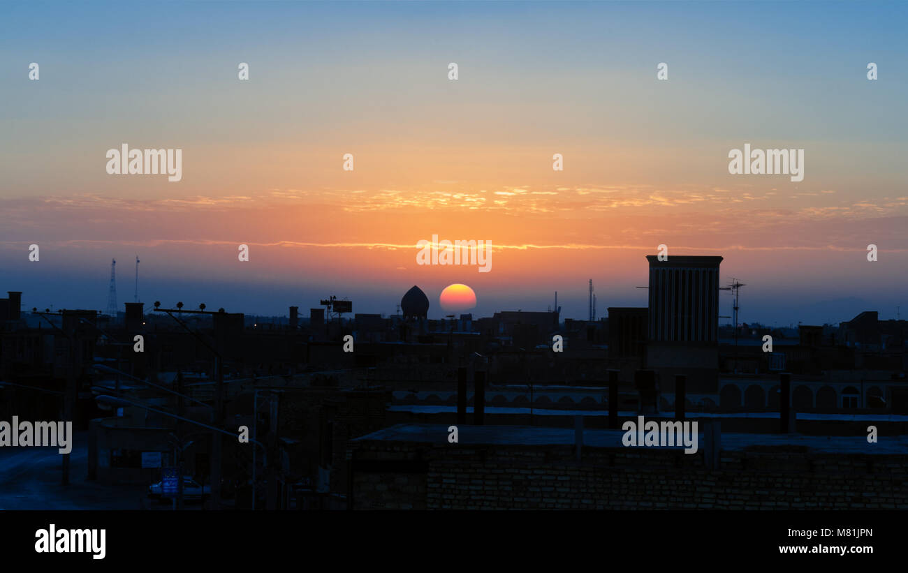 Yazd - Skyline Sonnenaufgang. Skyline von Yazd, Wüste Stadt im zentralen Iran. Sonnenaufgang über Stadt Silhouette. dunkle Silhouette der Stadt Gebäude mit Stockfoto