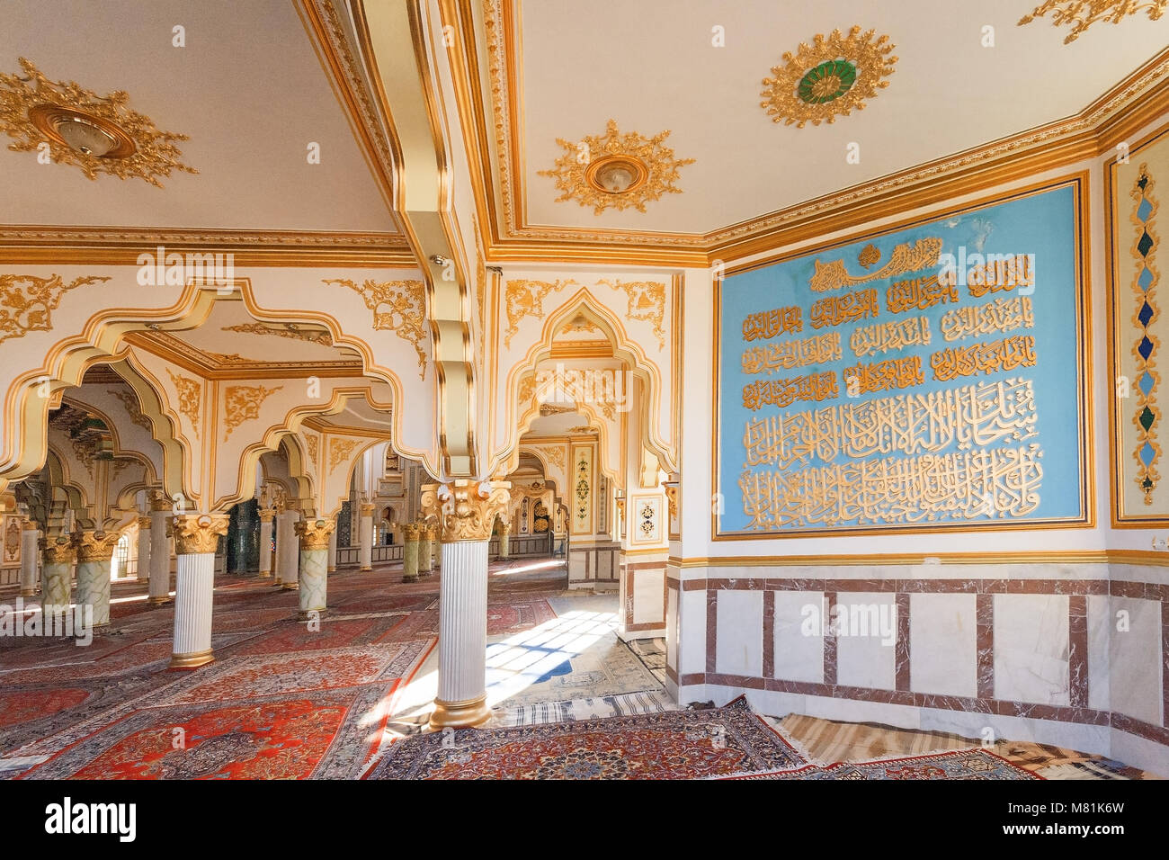 Shafeiha Moschee (Jame-Shafeie), die Details der Decke und Dekoration der sunnitischen Moschee in Kermanshah. Stockfoto