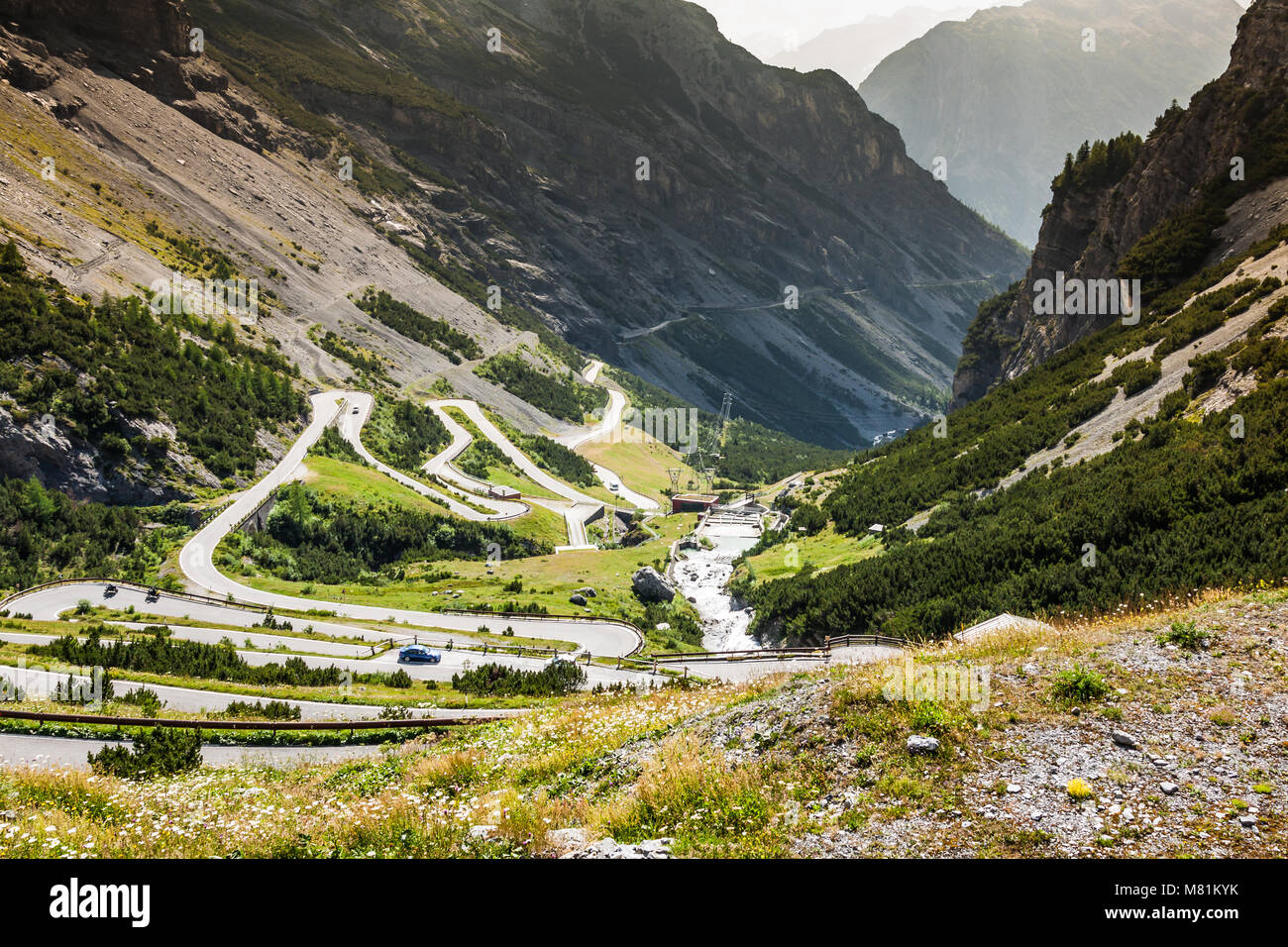 Serpentin Bergstraße in italienischen Alpen, Stelvio pass, Passo Dello Stelvio, Naturpark Stilfserjoch Stockfoto