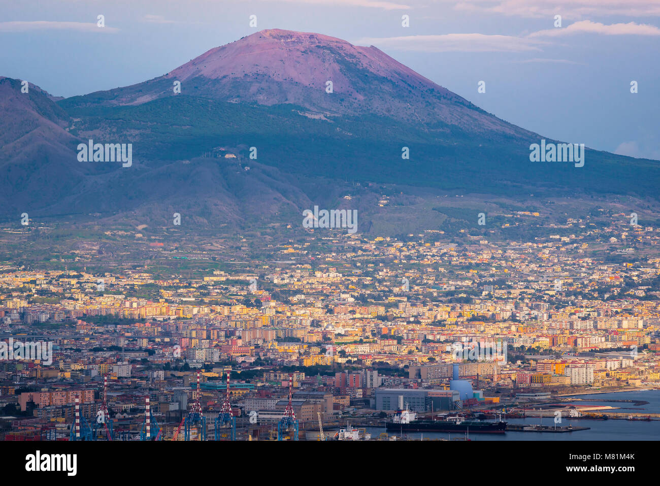 Neapel, Vesuv, Blick auf den Vesuv mit der Zersiedelung der Stadt Neapel direkt unter dem Vulkan, Kampanien, Italien. Stockfoto